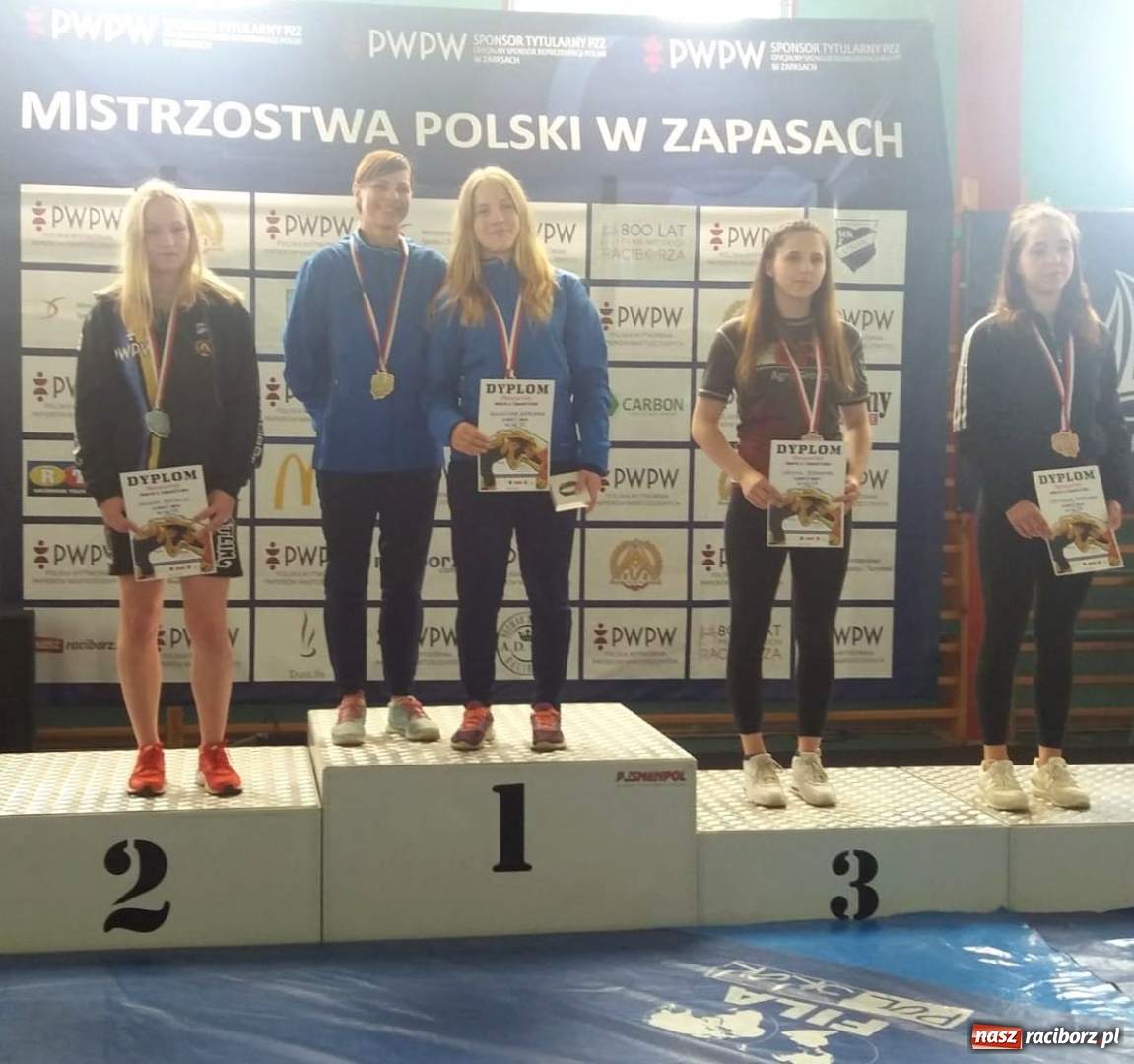 Zdjęcie w galerii na portalu naszraciborz.pl: Weronika Szewczyk i Natalia Duksa ze srebrnymi medalami mistrzostw Polski wiadomości z regionu