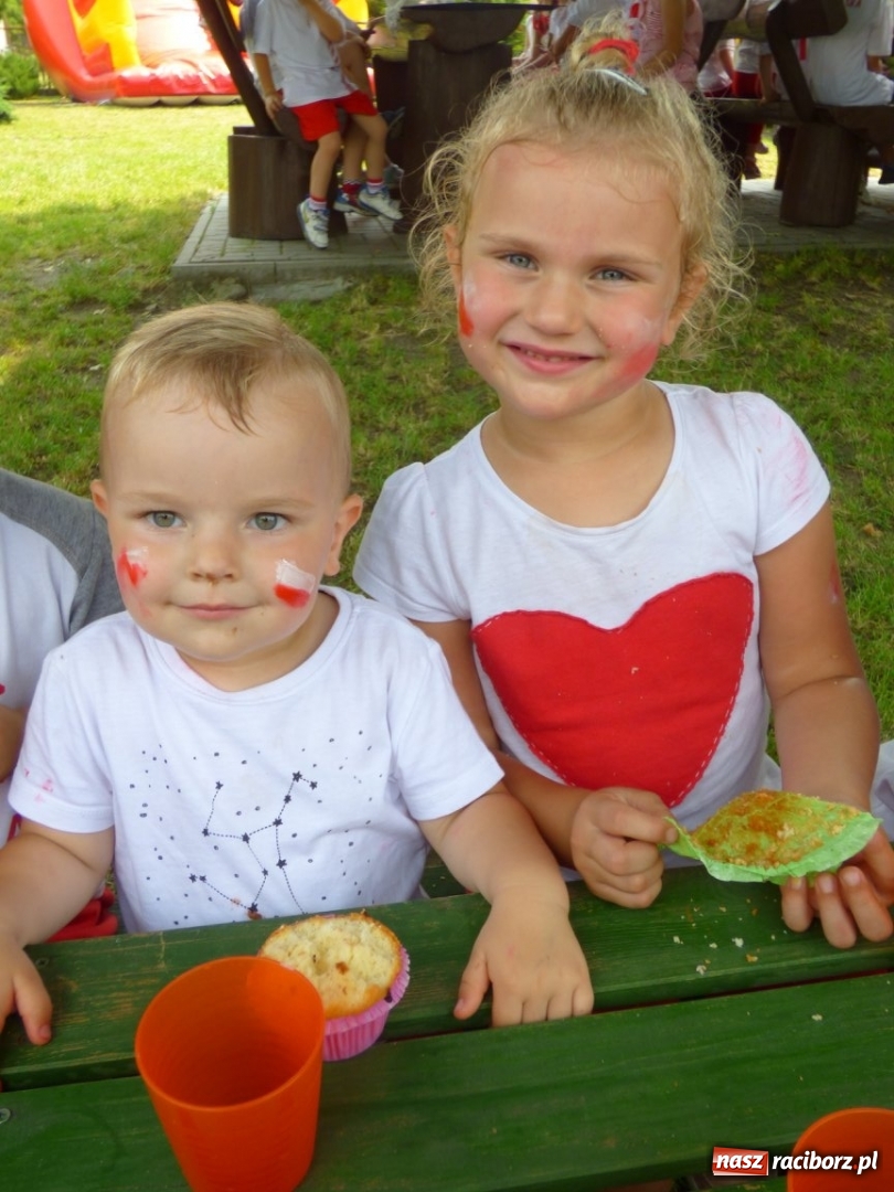 Zdjęcie w galerii na portalu naszraciborz.pl: Przedszkolaki kontra nauczycielki. Dzień Dziecka w Nędzy w biało-czerwonych barwach! wiadomości z regionu