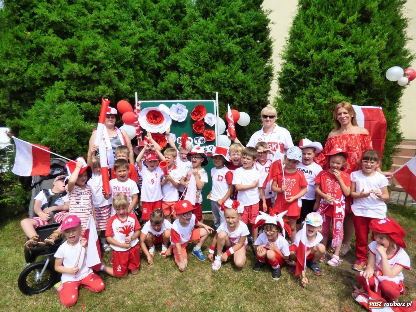 Zdjęcie w galerii na portalu naszraciborz.pl: Przedszkolaki kontra nauczycielki. Dzień Dziecka w Nędzy w biało-czerwonych barwach! wiadomości z regionu