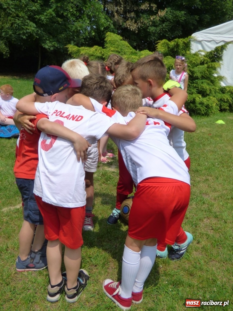 Zdjęcie w galerii na portalu naszraciborz.pl: Przedszkolaki kontra nauczycielki. Dzień Dziecka w Nędzy w biało-czerwonych barwach! wiadomości z regionu