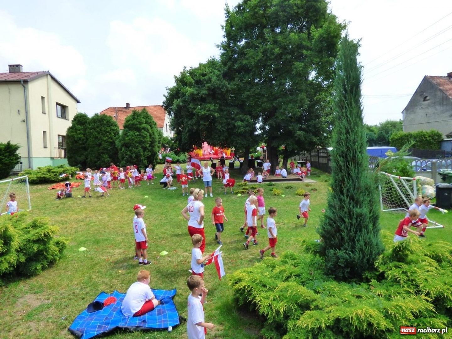 Zdjęcie w galerii na portalu naszraciborz.pl: Przedszkolaki kontra nauczycielki. Dzień Dziecka w Nędzy w biało-czerwonych barwach! wiadomości z regionu