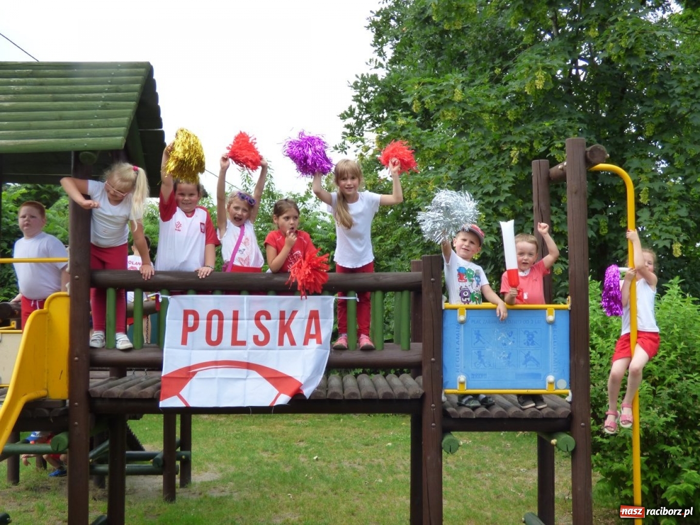 Zdjęcie w galerii na portalu naszraciborz.pl: Przedszkolaki kontra nauczycielki. Dzień Dziecka w Nędzy w biało-czerwonych barwach! wiadomości z regionu