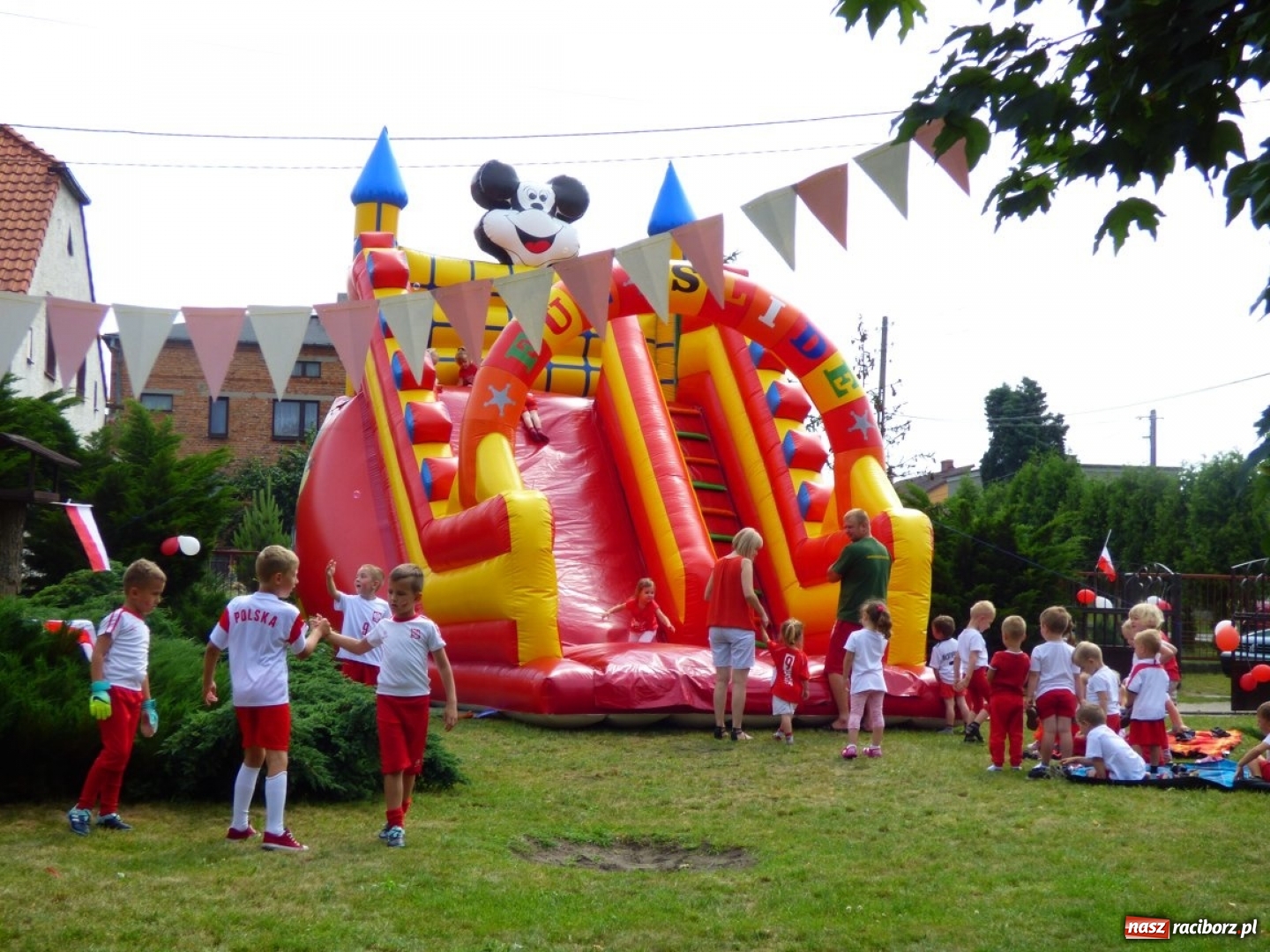 Zdjęcie w galerii na portalu naszraciborz.pl: Przedszkolaki kontra nauczycielki. Dzień Dziecka w Nędzy w biało-czerwonych barwach! wiadomości z regionu