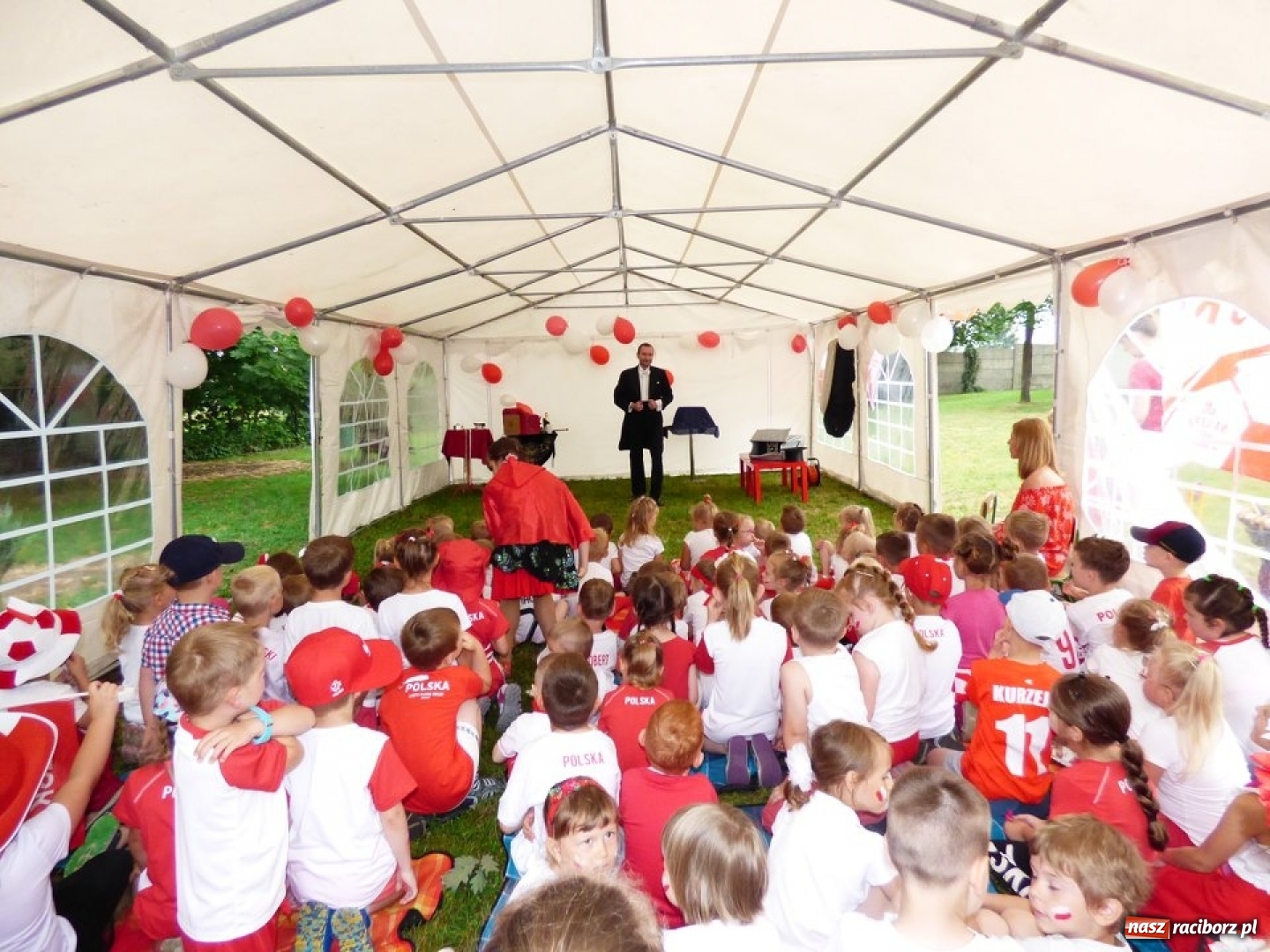 Zdjęcie w galerii na portalu naszraciborz.pl: Przedszkolaki kontra nauczycielki. Dzień Dziecka w Nędzy w biało-czerwonych barwach! wiadomości z regionu