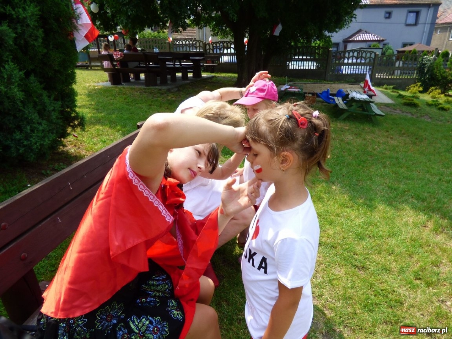 Zdjęcie w galerii na portalu naszraciborz.pl: Przedszkolaki kontra nauczycielki. Dzień Dziecka w Nędzy w biało-czerwonych barwach! wiadomości z regionu