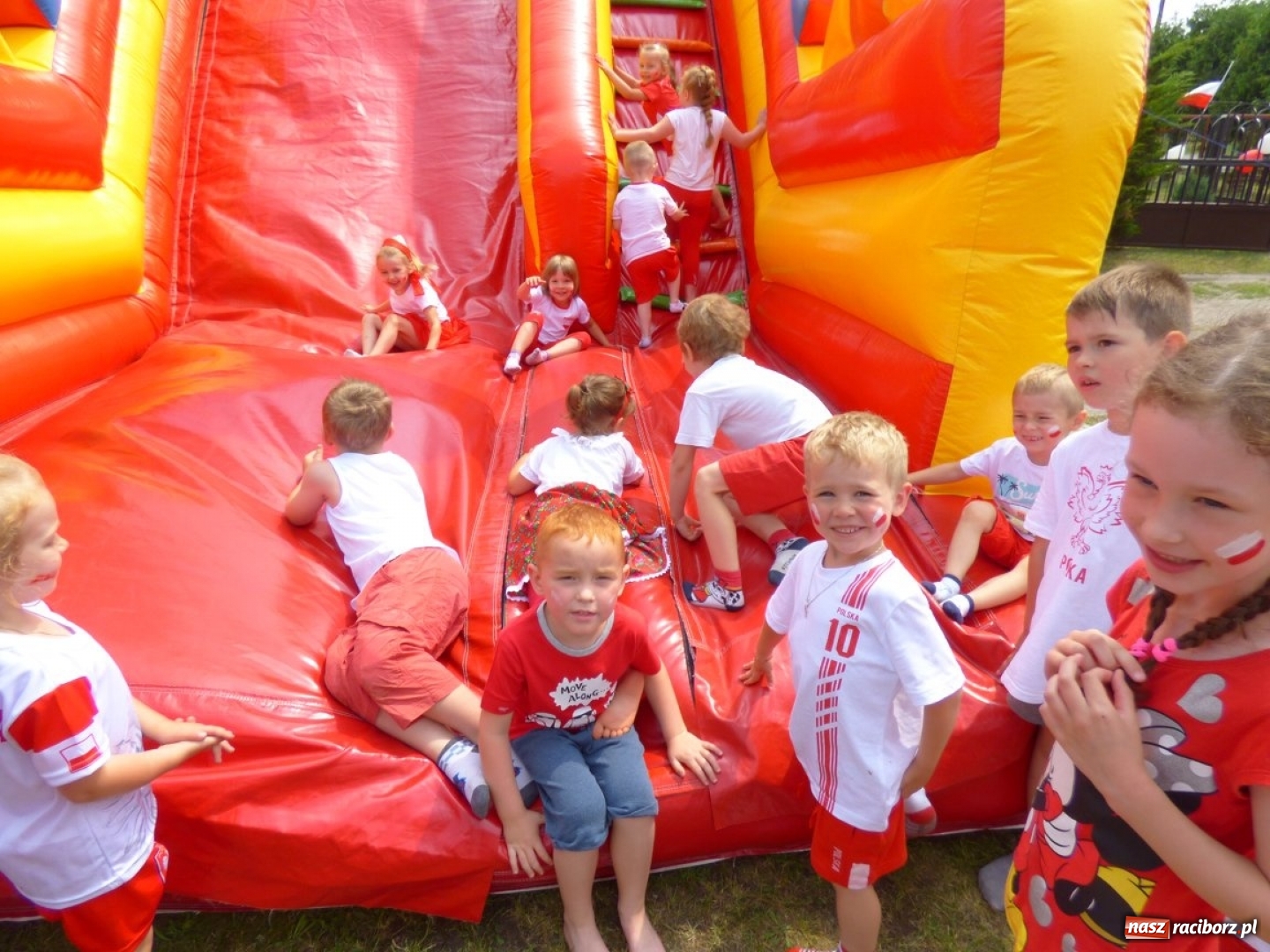 Zdjęcie w galerii na portalu naszraciborz.pl: Przedszkolaki kontra nauczycielki. Dzień Dziecka w Nędzy w biało-czerwonych barwach! wiadomości z regionu