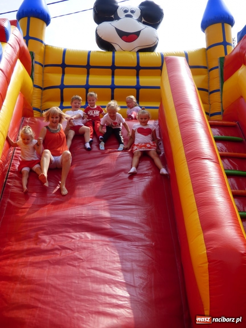 Zdjęcie w galerii na portalu naszraciborz.pl: Przedszkolaki kontra nauczycielki. Dzień Dziecka w Nędzy w biało-czerwonych barwach! wiadomości z regionu