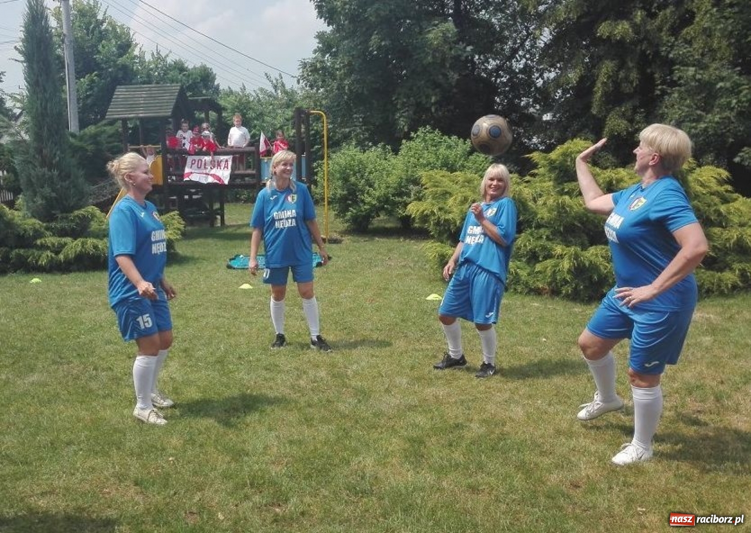 Zdjęcie w galerii na portalu naszraciborz.pl: Przedszkolaki kontra nauczycielki. Dzień Dziecka w Nędzy w biało-czerwonych barwach! wiadomości z regionu