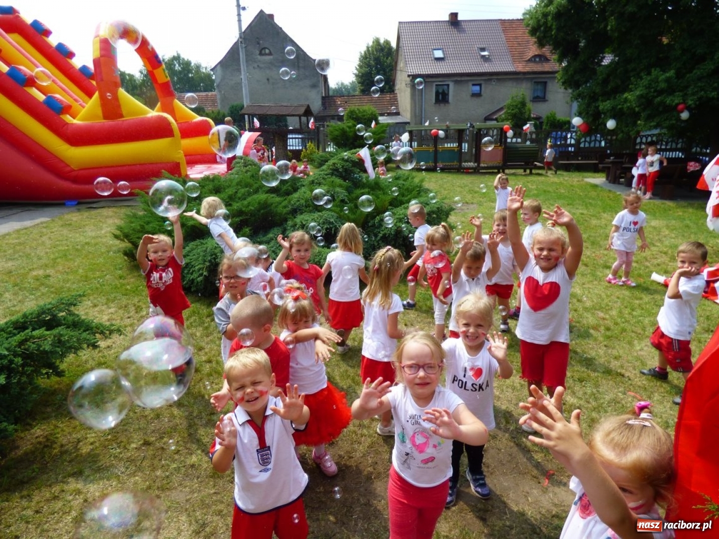 Zdjęcie w galerii na portalu naszraciborz.pl: Przedszkolaki kontra nauczycielki. Dzień Dziecka w Nędzy w biało-czerwonych barwach! wiadomości z regionu