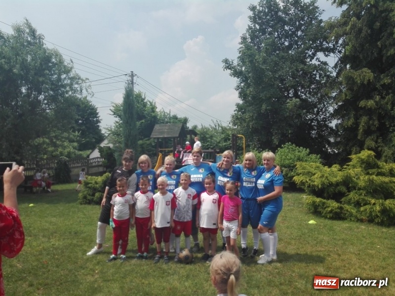 Zdjęcie w galerii na portalu naszraciborz.pl: Przedszkolaki kontra nauczycielki. Dzień Dziecka w Nędzy w biało-czerwonych barwach! wiadomości z regionu