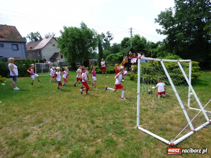 Zdjęcie w galerii na portalu naszraciborz.pl: Przedszkolaki kontra nauczycielki. Dzień Dziecka w Nędzy w biało-czerwonych barwach! wiadomości z regionu