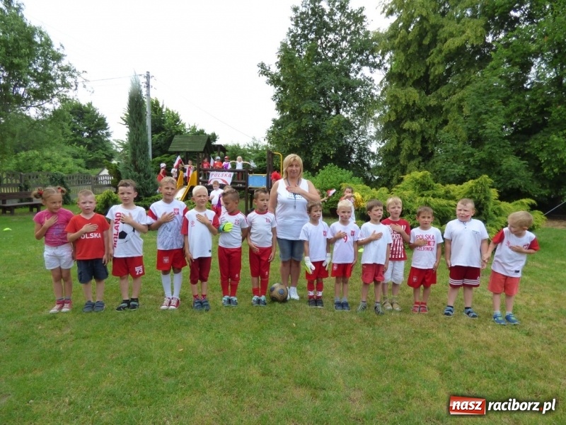 Zdjęcie w galerii na portalu naszraciborz.pl: Przedszkolaki kontra nauczycielki. Dzień Dziecka w Nędzy w biało-czerwonych barwach! wiadomości z regionu