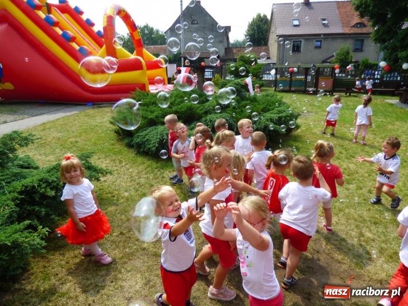 Zdjęcie w galerii na portalu naszraciborz.pl: Przedszkolaki kontra nauczycielki. Dzień Dziecka w Nędzy w biało-czerwonych barwach! wiadomości z regionu