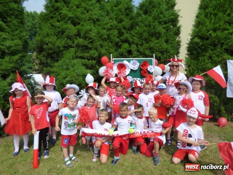 Zdjęcie w galerii na portalu naszraciborz.pl: Przedszkolaki kontra nauczycielki. Dzień Dziecka w Nędzy w biało-czerwonych barwach! wiadomości z regionu