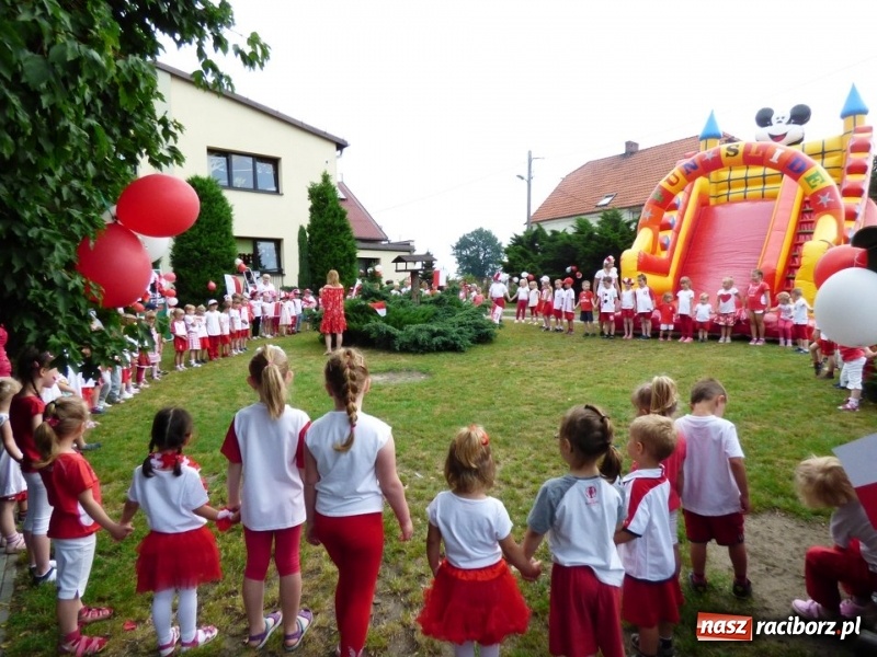 Zdjęcie w galerii na portalu naszraciborz.pl: Przedszkolaki kontra nauczycielki. Dzień Dziecka w Nędzy w biało-czerwonych barwach! wiadomości z regionu