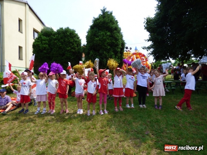 Zdjęcie w galerii na portalu naszraciborz.pl: Przedszkolaki kontra nauczycielki. Dzień Dziecka w Nędzy w biało-czerwonych barwach! wiadomości z regionu