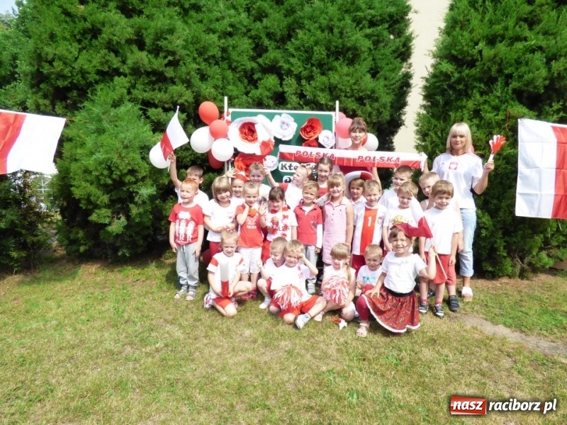 Zdjęcie w galerii na portalu naszraciborz.pl: Przedszkolaki kontra nauczycielki. Dzień Dziecka w Nędzy w biało-czerwonych barwach! wiadomości z regionu