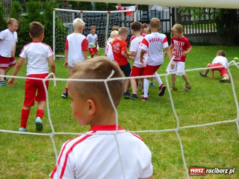 Zdjęcie w galerii na portalu naszraciborz.pl: Przedszkolaki kontra nauczycielki. Dzień Dziecka w Nędzy w biało-czerwonych barwach! wiadomości z regionu