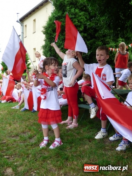 Zdjęcie w galerii na portalu naszraciborz.pl: Przedszkolaki kontra nauczycielki. Dzień Dziecka w Nędzy w biało-czerwonych barwach! wiadomości z regionu