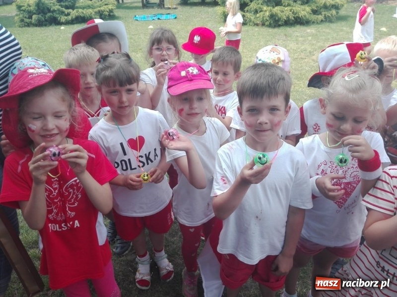 Zdjęcie w galerii na portalu naszraciborz.pl: Przedszkolaki kontra nauczycielki. Dzień Dziecka w Nędzy w biało-czerwonych barwach! wiadomości z regionu