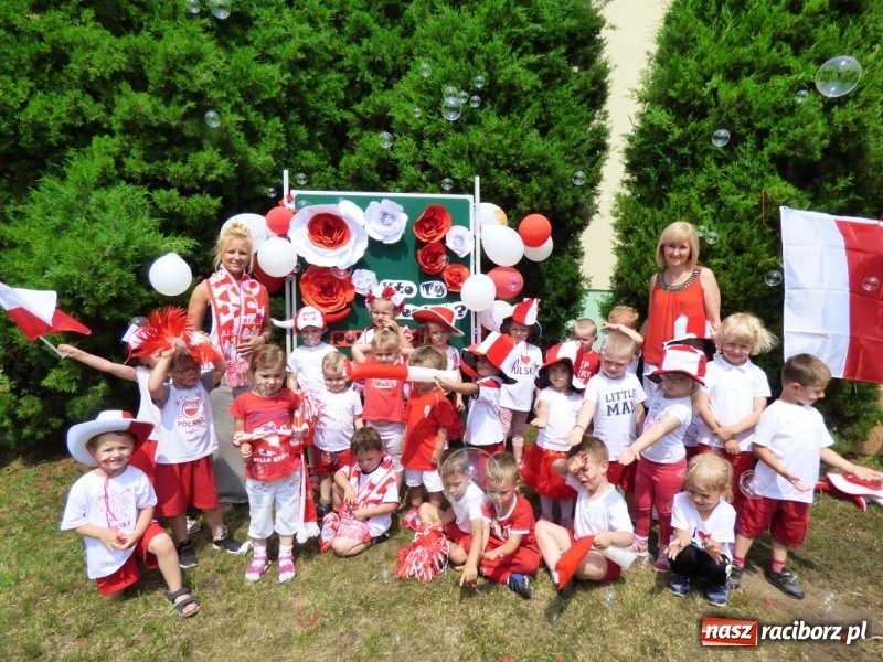 Zdjęcie w galerii na portalu naszraciborz.pl: Przedszkolaki kontra nauczycielki. Dzień Dziecka w Nędzy w biało-czerwonych barwach! wiadomości z regionu