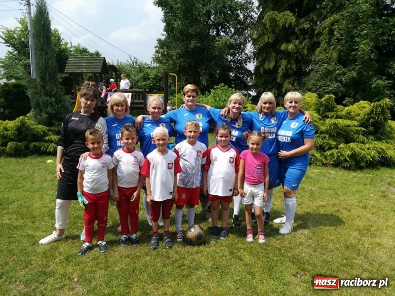 Zdjęcie w galerii na portalu naszraciborz.pl: Przedszkolaki kontra nauczycielki. Dzień Dziecka w Nędzy w biało-czerwonych barwach! wiadomości z regionu