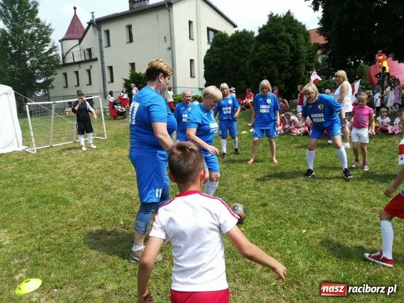 Zdjęcie w galerii na portalu naszraciborz.pl: Przedszkolaki kontra nauczycielki. Dzień Dziecka w Nędzy w biało-czerwonych barwach! wiadomości z regionu