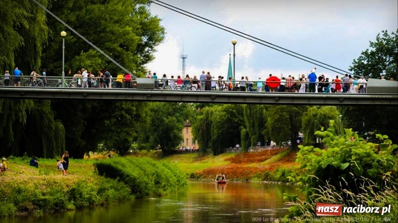 Zdjęcie w galerii na portalu naszraciborz.pl: Kładka znów otwarta. Zobaczcie archiwalny film z czasów, kiedy ją budowano  wiadomości z regionu