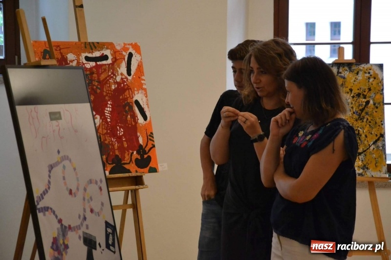 Zdjęcie w galerii na portalu naszraciborz.pl: Spontaniczne ekspresje - wernisaż wystawy na Zamku Piastowskim  wiadomości z regionu