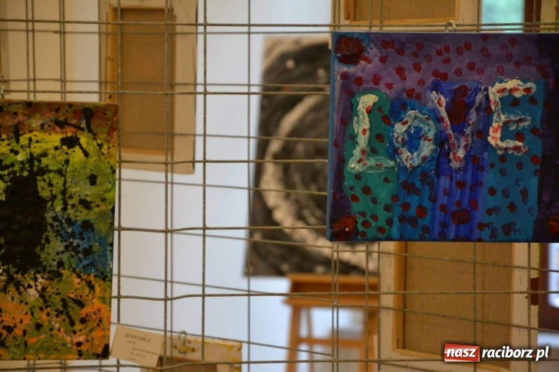 Zdjęcie w galerii na portalu naszraciborz.pl: Spontaniczne ekspresje - wernisaż wystawy na Zamku Piastowskim  wiadomości z regionu