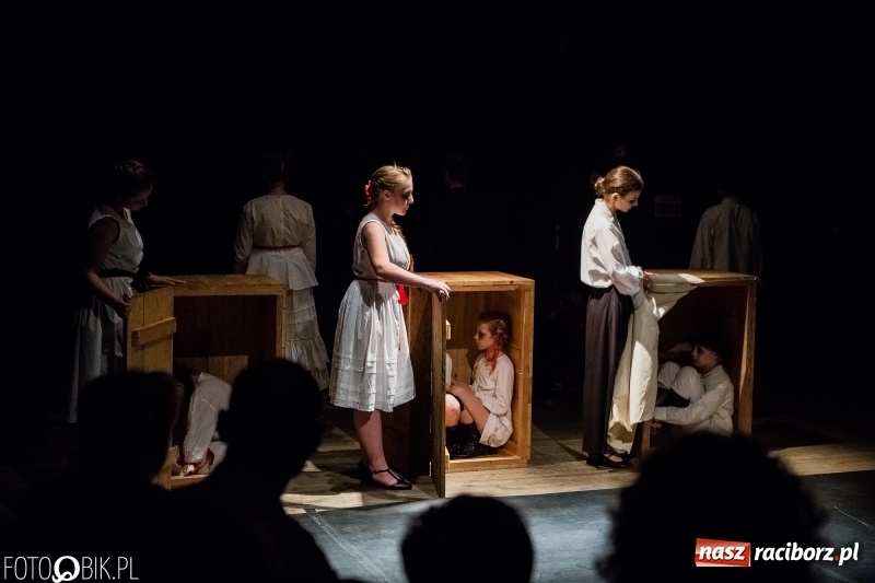 Zdjęcie w galerii na portalu naszraciborz.pl: Krwawe historie - premiera spektaklu Teatru Tetraedr - Scena Dziecięca wiadomości z regionu
