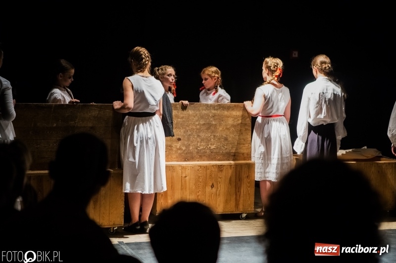 Zdjęcie w galerii na portalu naszraciborz.pl: Krwawe historie - premiera spektaklu Teatru Tetraedr - Scena Dziecięca wiadomości z regionu