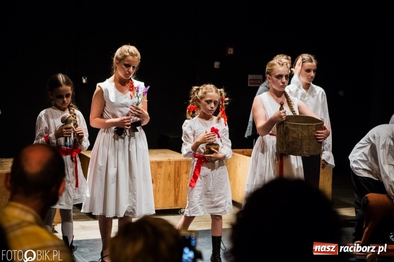Zdjęcie w galerii na portalu naszraciborz.pl: Krwawe historie - premiera spektaklu Teatru Tetraedr - Scena Dziecięca wiadomości z regionu