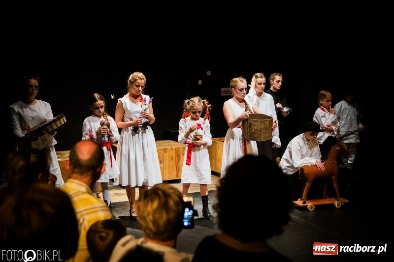 Zdjęcie w galerii na portalu naszraciborz.pl: Krwawe historie - premiera spektaklu Teatru Tetraedr - Scena Dziecięca wiadomości z regionu