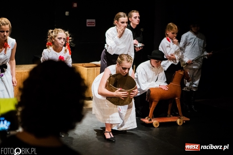 Zdjęcie w galerii na portalu naszraciborz.pl: Krwawe historie - premiera spektaklu Teatru Tetraedr - Scena Dziecięca wiadomości z regionu