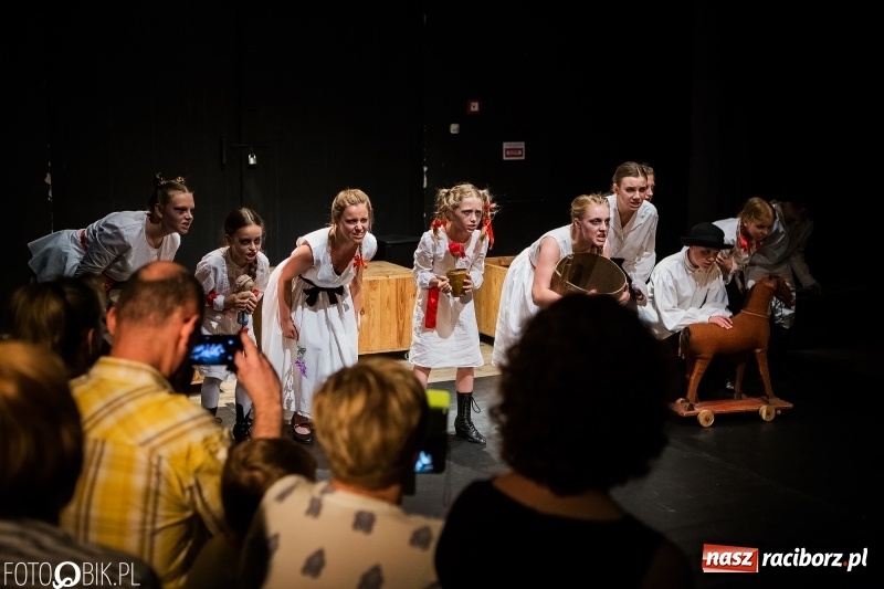 Zdjęcie w galerii na portalu naszraciborz.pl: Krwawe historie - premiera spektaklu Teatru Tetraedr - Scena Dziecięca wiadomości z regionu