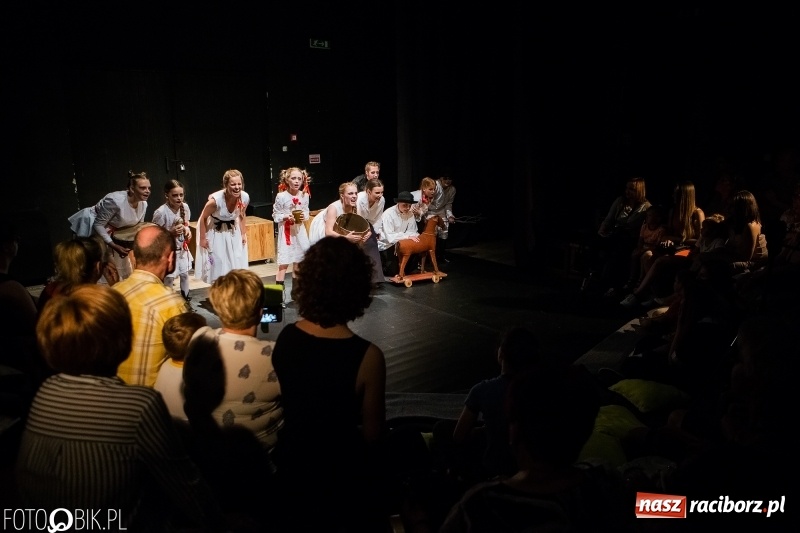 Zdjęcie w galerii na portalu naszraciborz.pl: Krwawe historie - premiera spektaklu Teatru Tetraedr - Scena Dziecięca wiadomości z regionu