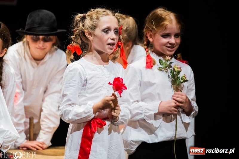 Zdjęcie w galerii na portalu naszraciborz.pl: Krwawe historie - premiera spektaklu Teatru Tetraedr - Scena Dziecięca wiadomości z regionu