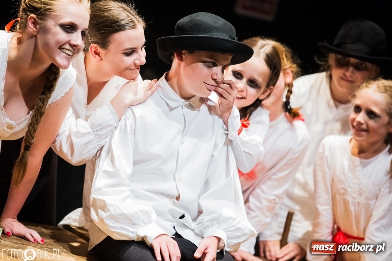 Zdjęcie w galerii na portalu naszraciborz.pl: Krwawe historie - premiera spektaklu Teatru Tetraedr - Scena Dziecięca wiadomości z regionu