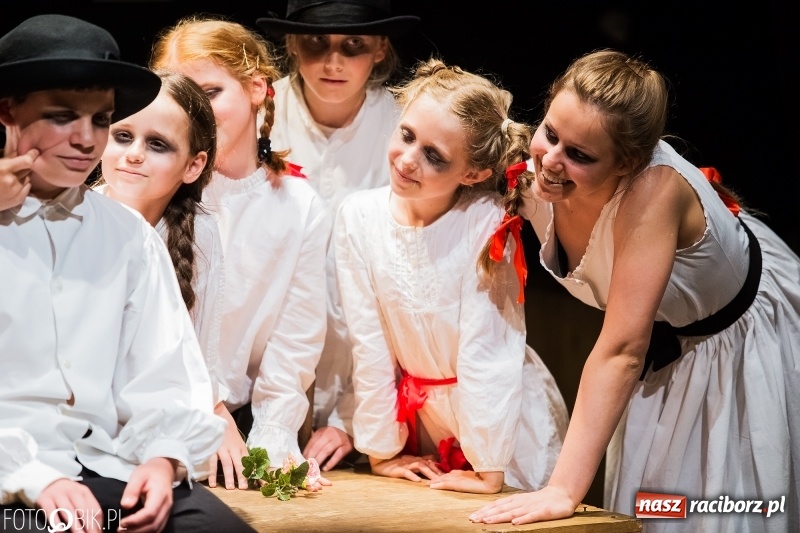 Zdjęcie w galerii na portalu naszraciborz.pl: Krwawe historie - premiera spektaklu Teatru Tetraedr - Scena Dziecięca wiadomości z regionu