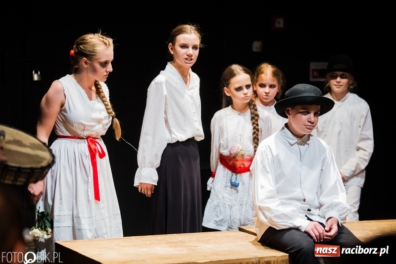 Zdjęcie w galerii na portalu naszraciborz.pl: Krwawe historie - premiera spektaklu Teatru Tetraedr - Scena Dziecięca wiadomości z regionu