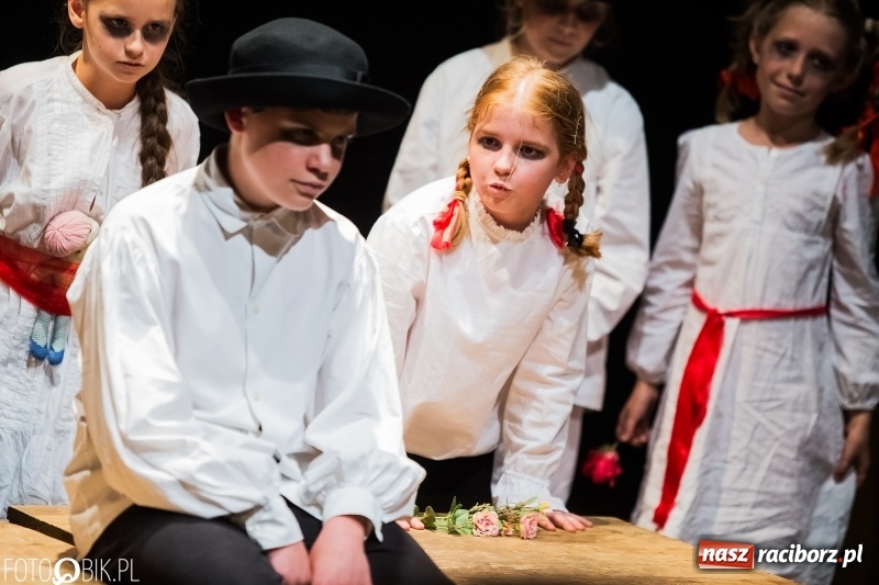 Zdjęcie w galerii na portalu naszraciborz.pl: Krwawe historie - premiera spektaklu Teatru Tetraedr - Scena Dziecięca wiadomości z regionu