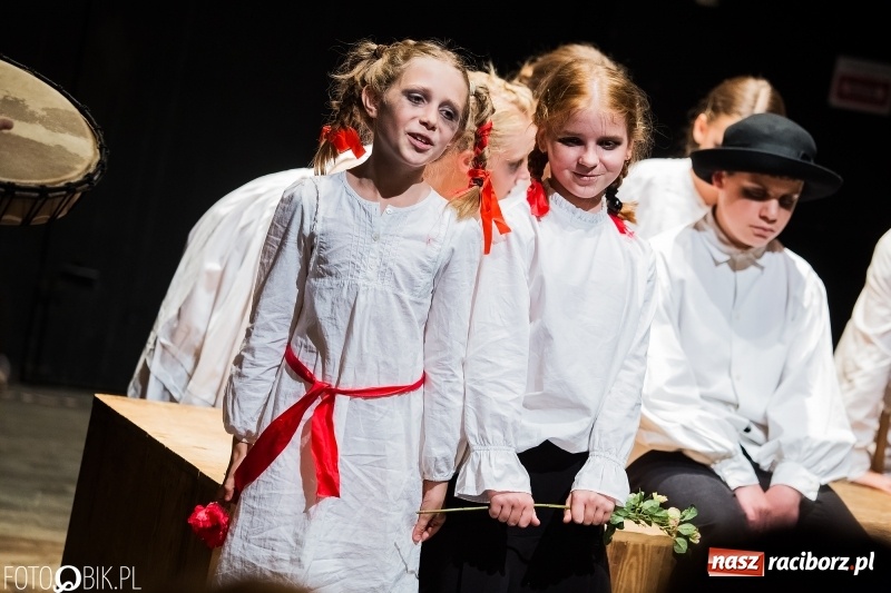 Zdjęcie w galerii na portalu naszraciborz.pl: Krwawe historie - premiera spektaklu Teatru Tetraedr - Scena Dziecięca wiadomości z regionu