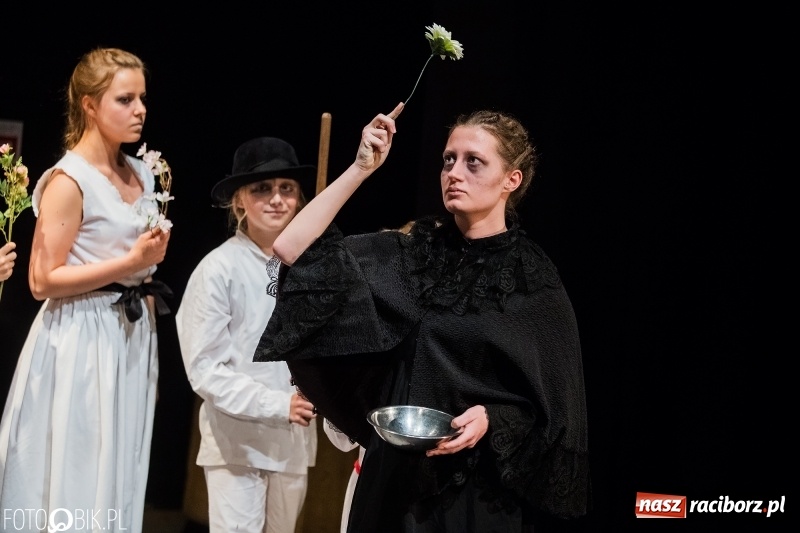 Zdjęcie w galerii na portalu naszraciborz.pl: Krwawe historie - premiera spektaklu Teatru Tetraedr - Scena Dziecięca wiadomości z regionu