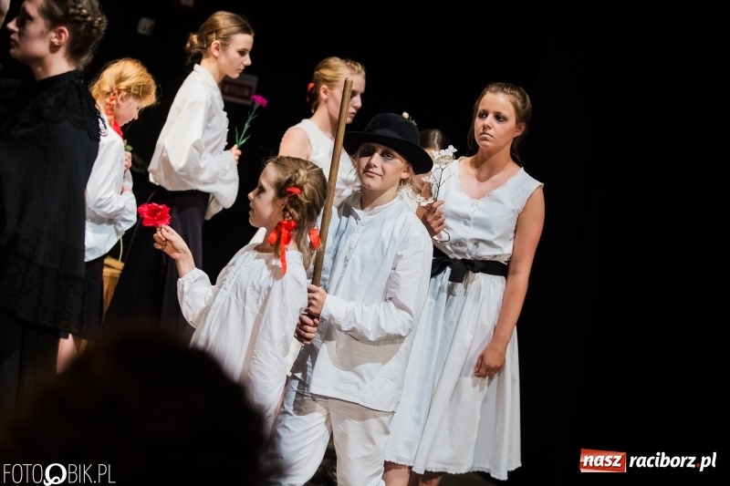 Zdjęcie w galerii na portalu naszraciborz.pl: Krwawe historie - premiera spektaklu Teatru Tetraedr - Scena Dziecięca wiadomości z regionu