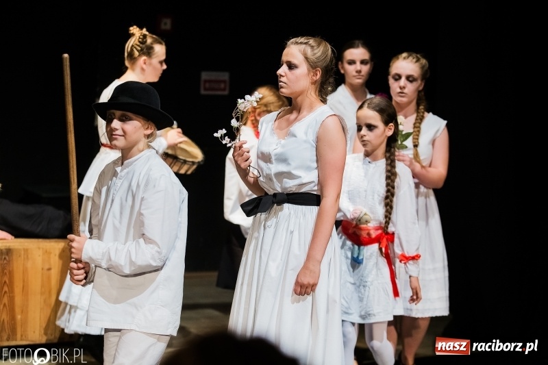 Zdjęcie w galerii na portalu naszraciborz.pl: Krwawe historie - premiera spektaklu Teatru Tetraedr - Scena Dziecięca wiadomości z regionu