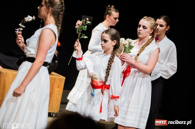 Zdjęcie w galerii na portalu naszraciborz.pl: Krwawe historie - premiera spektaklu Teatru Tetraedr - Scena Dziecięca wiadomości z regionu