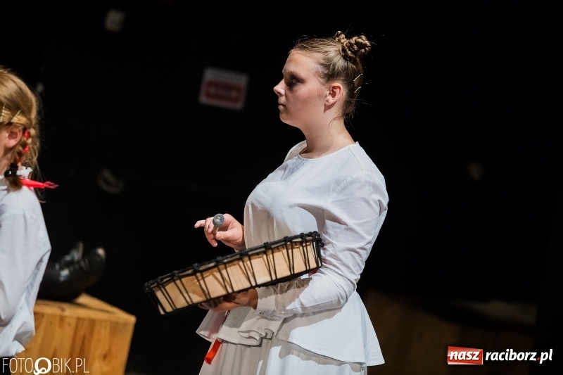 Zdjęcie w galerii na portalu naszraciborz.pl: Krwawe historie - premiera spektaklu Teatru Tetraedr - Scena Dziecięca wiadomości z regionu