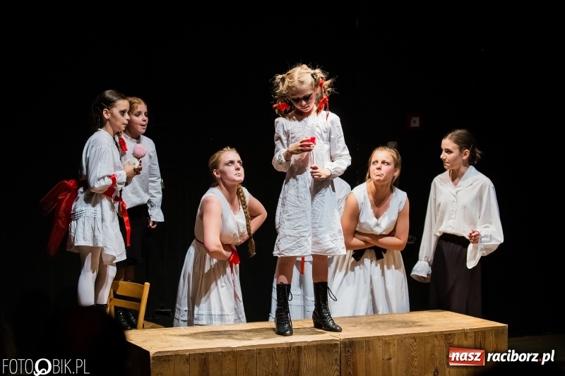 Zdjęcie w galerii na portalu naszraciborz.pl: Krwawe historie - premiera spektaklu Teatru Tetraedr - Scena Dziecięca wiadomości z regionu