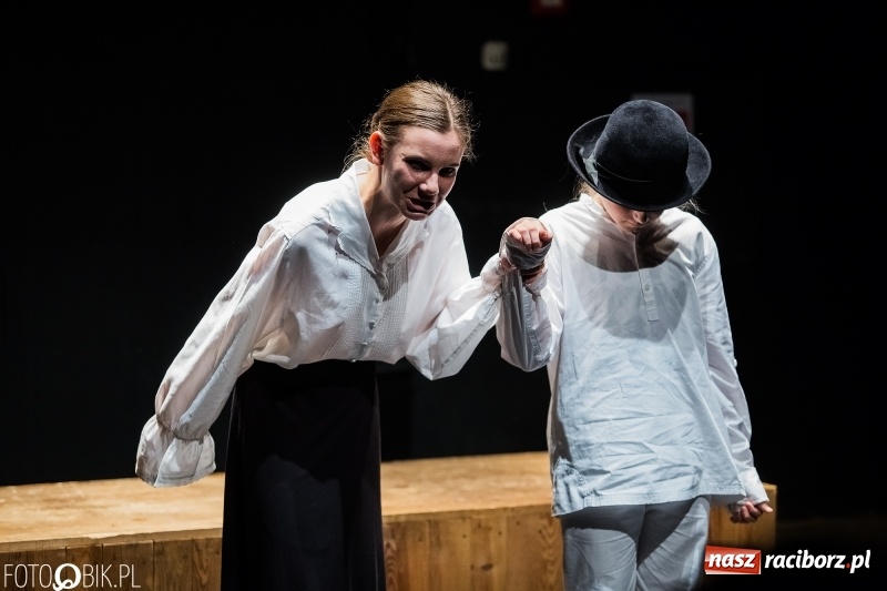 Zdjęcie w galerii na portalu naszraciborz.pl: Krwawe historie - premiera spektaklu Teatru Tetraedr - Scena Dziecięca wiadomości z regionu